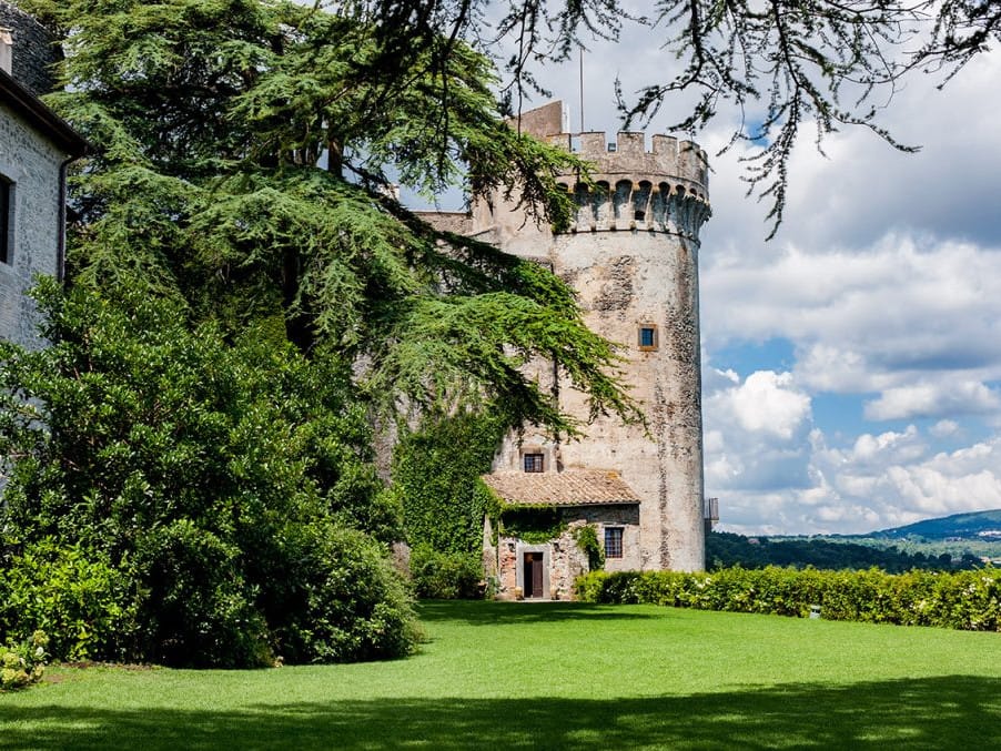 La pelouse du Jardin secret au pied d'une tour du château