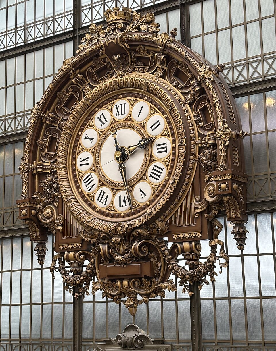The station clock in the main hall