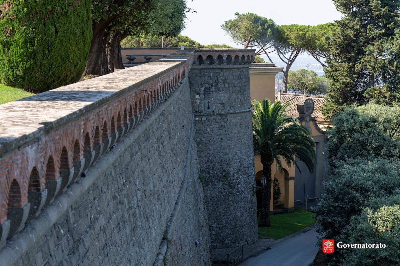 Les murs du palais et le jardin