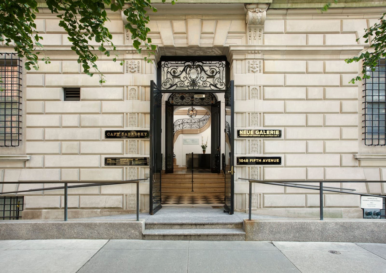 The entrance on Fifth Avenue
