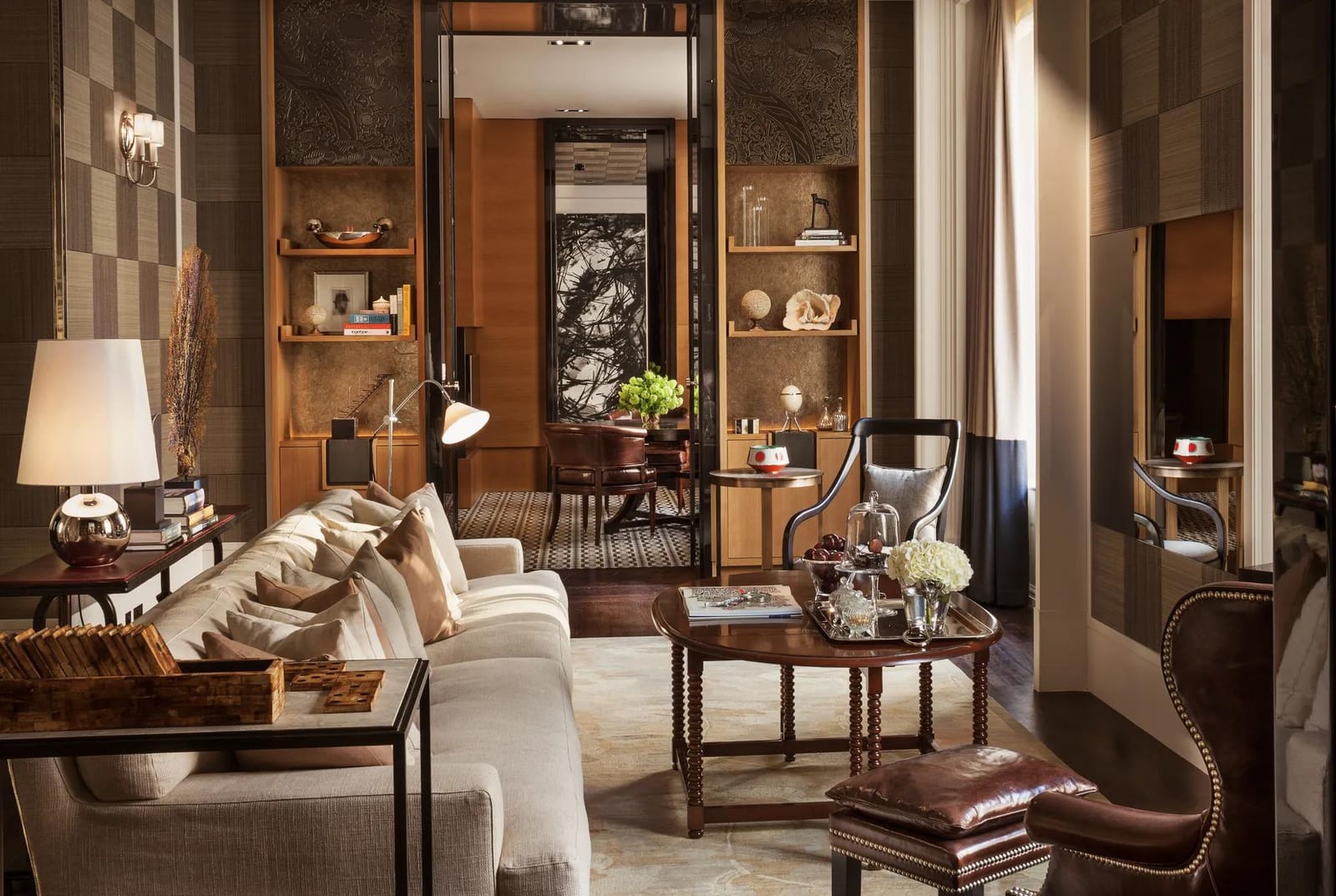 Der Salon, dahinter das Esszimmer