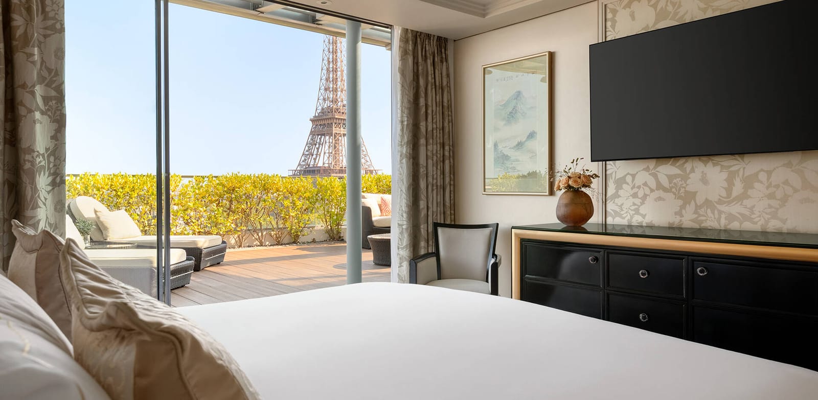 The bedroom opening onto the terrace