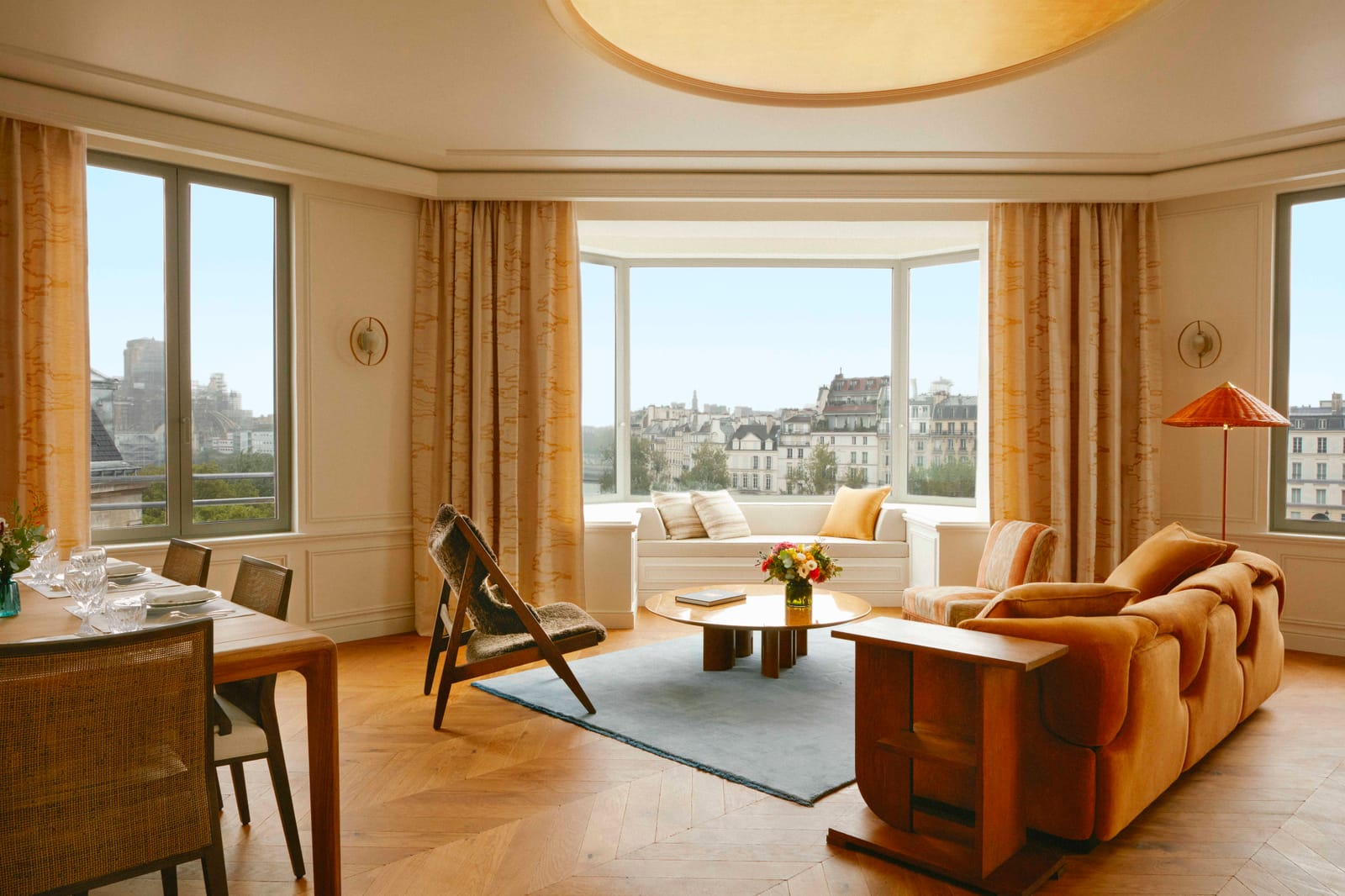 The salon and its bay window over the Seine