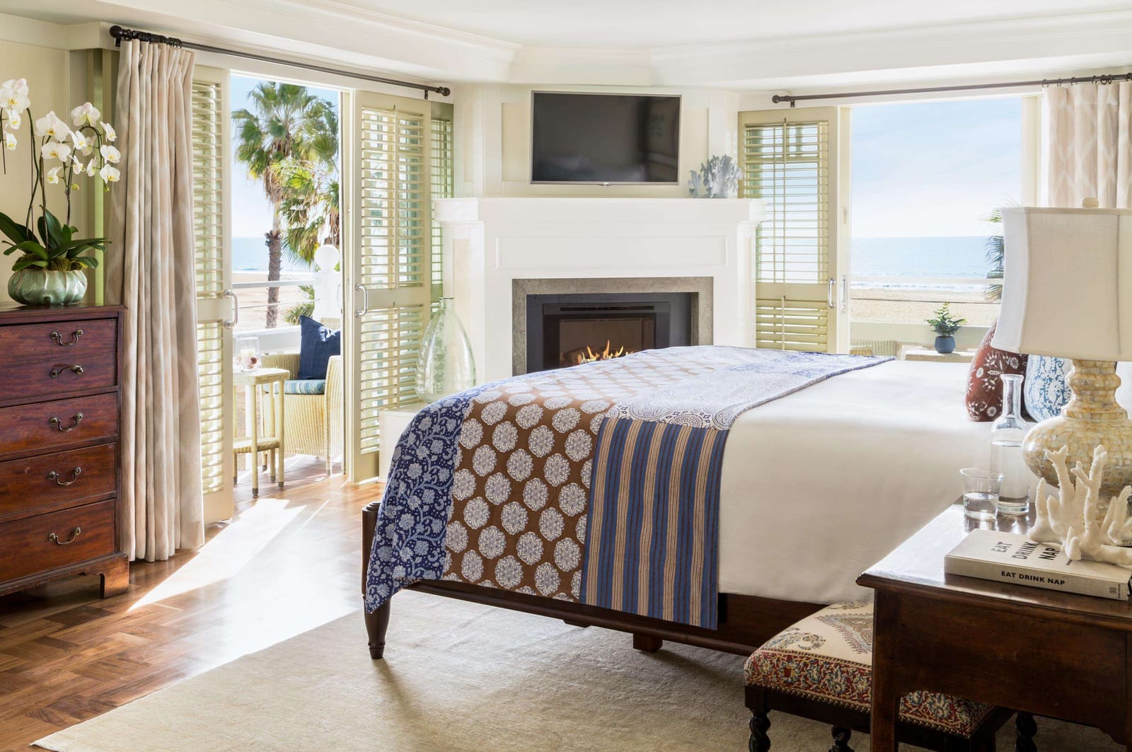 The bedroom with its fireplace