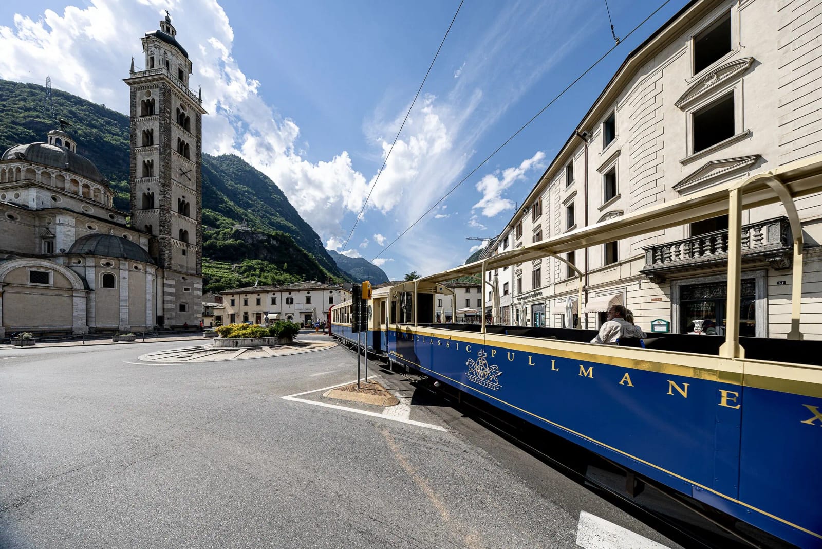 The open scenic carriage passing through Tirano