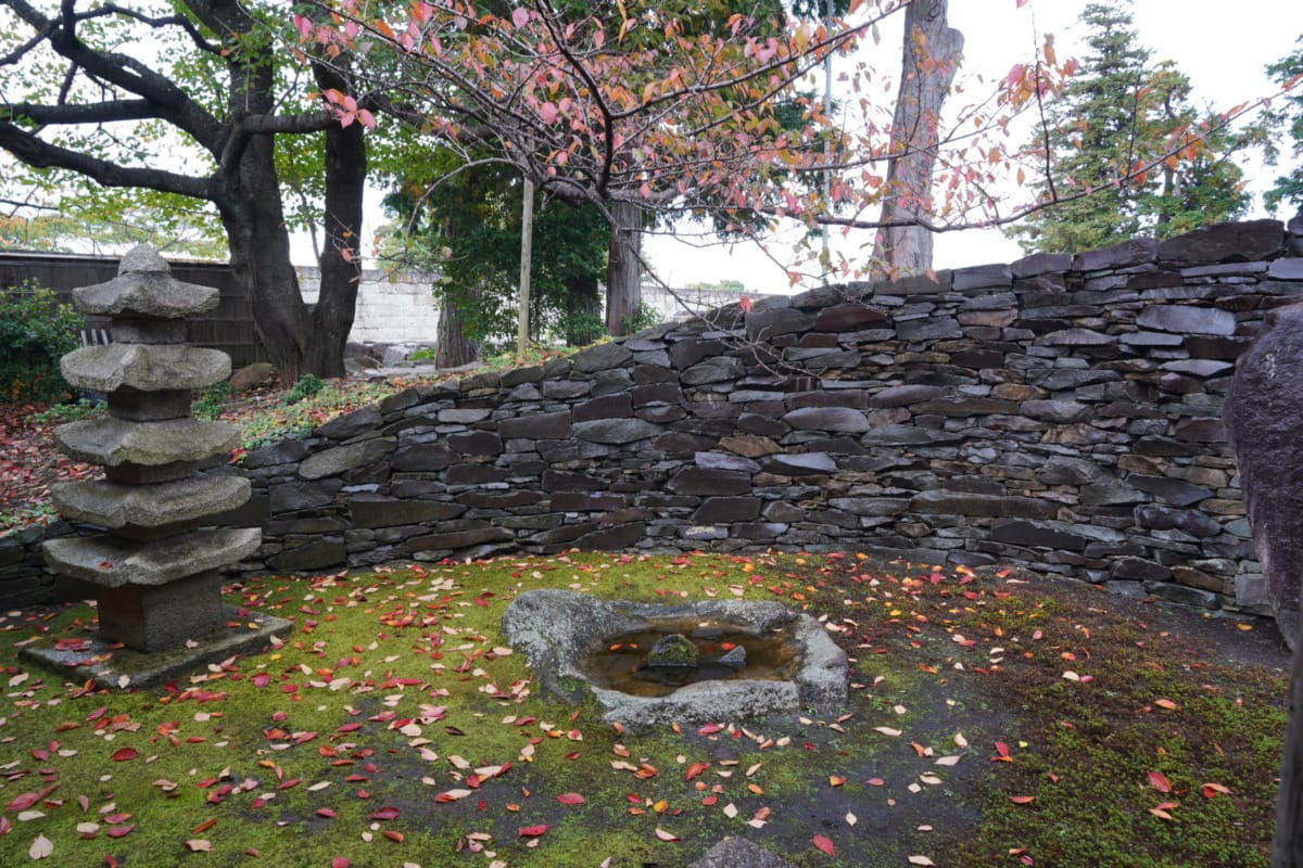 Stone pagoda, water basin and dry-stone wall