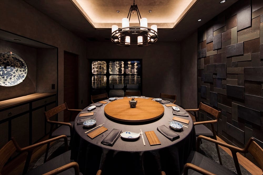 A private room with a round table