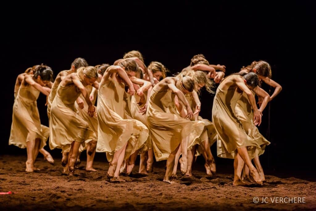 Le Sacre du printemps, dancers on the earth-covered stage
