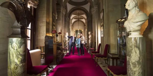 A guided tour in the palace corridor
