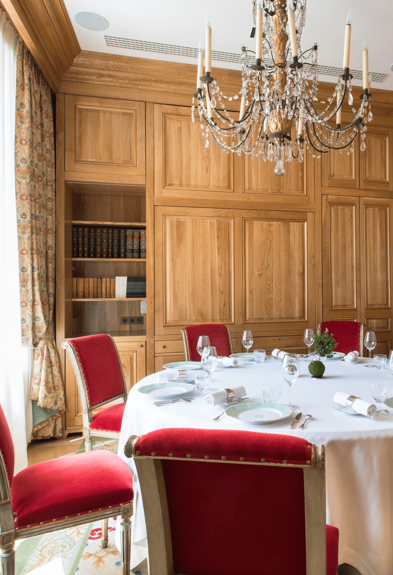The panelled private room with a round table