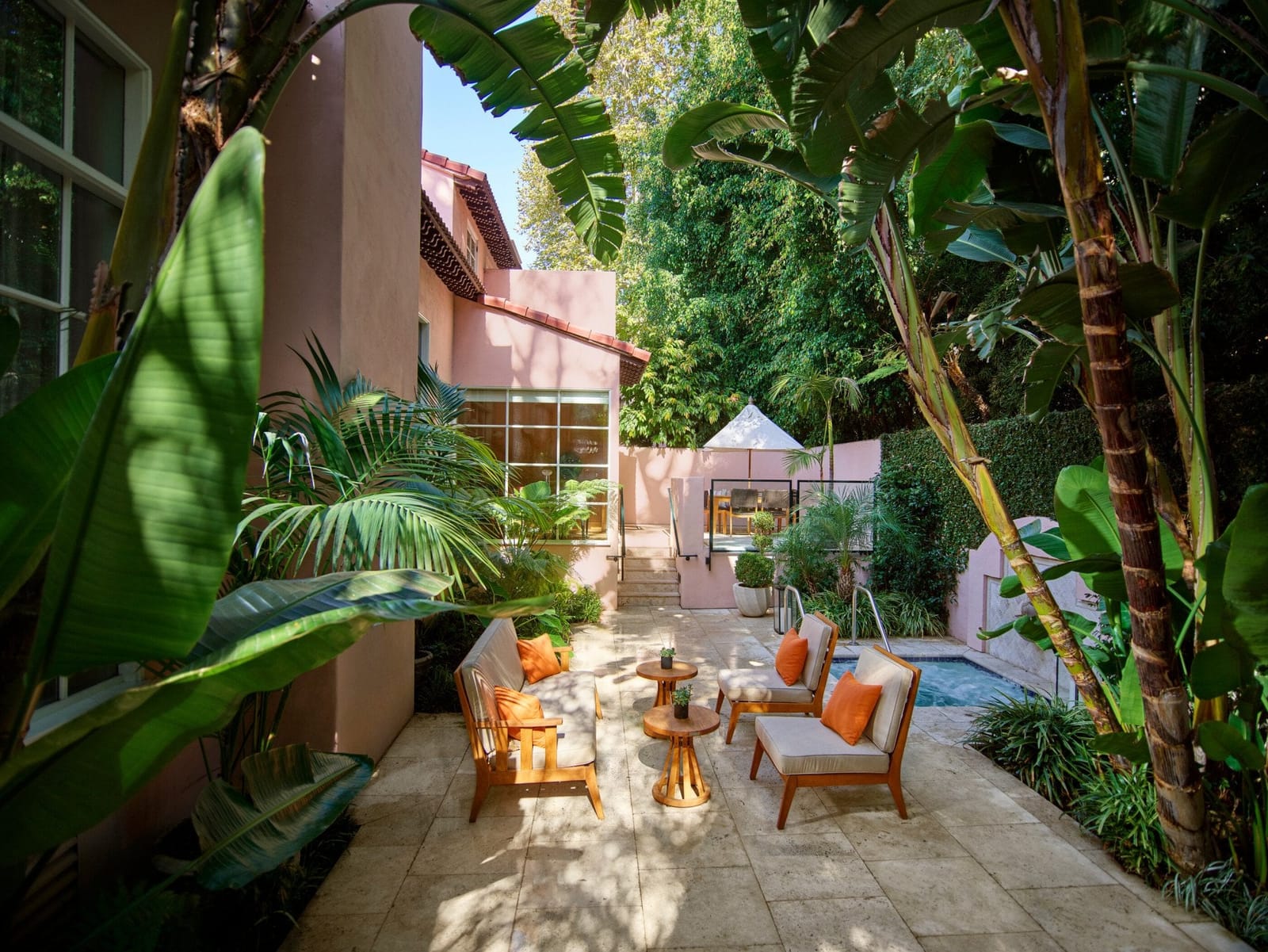 Le patio arrière et le jacuzzi