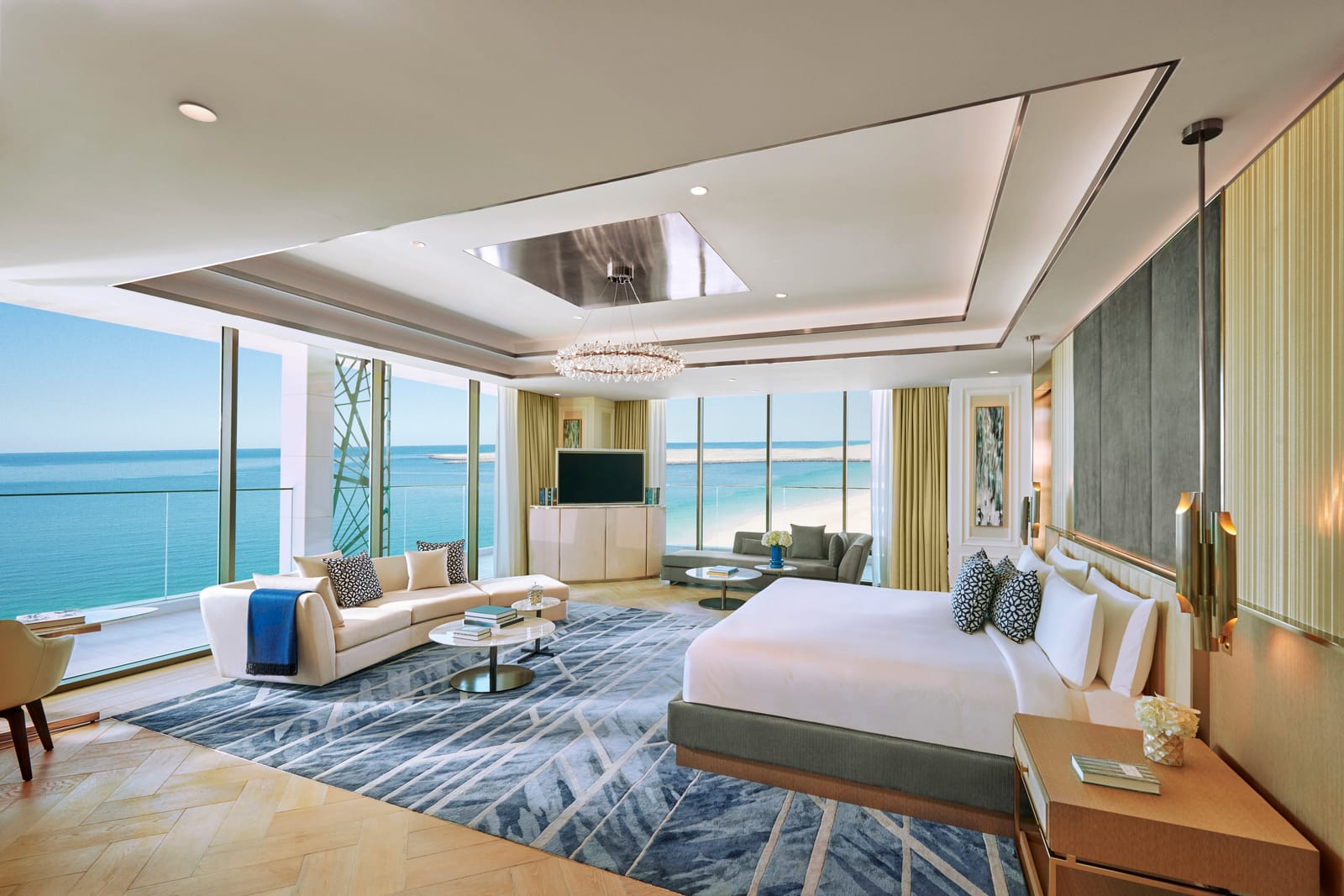The bedroom facing the sea