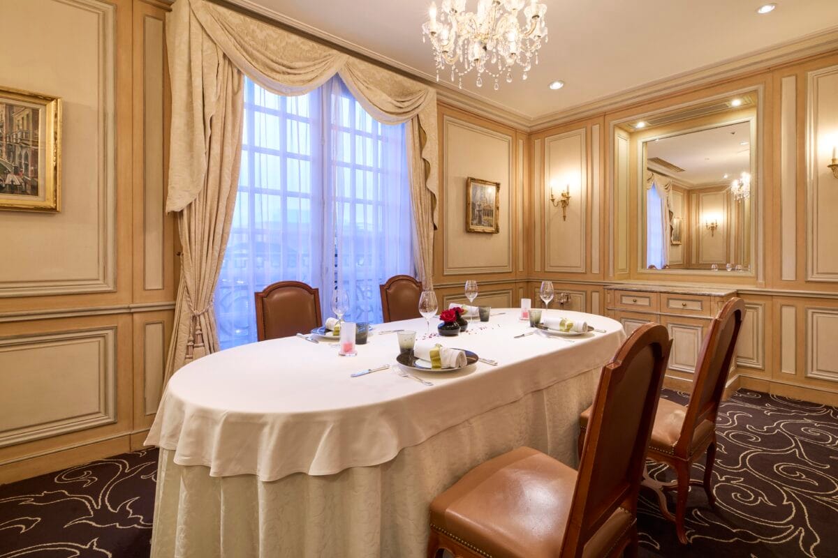 A smaller salon by the window