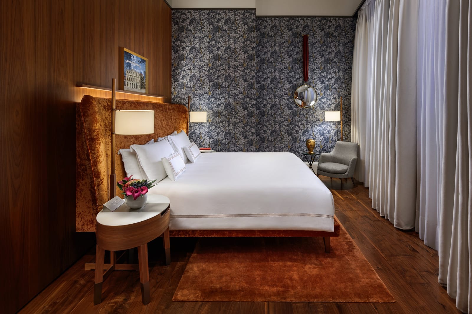 The bedroom, with Chiavi Segrete wallpaper