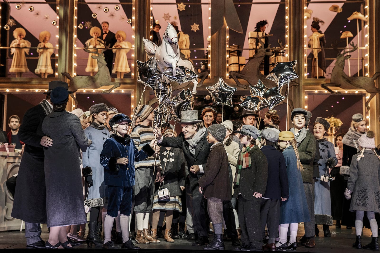 The chorus and Parpignol's balloons in the second act