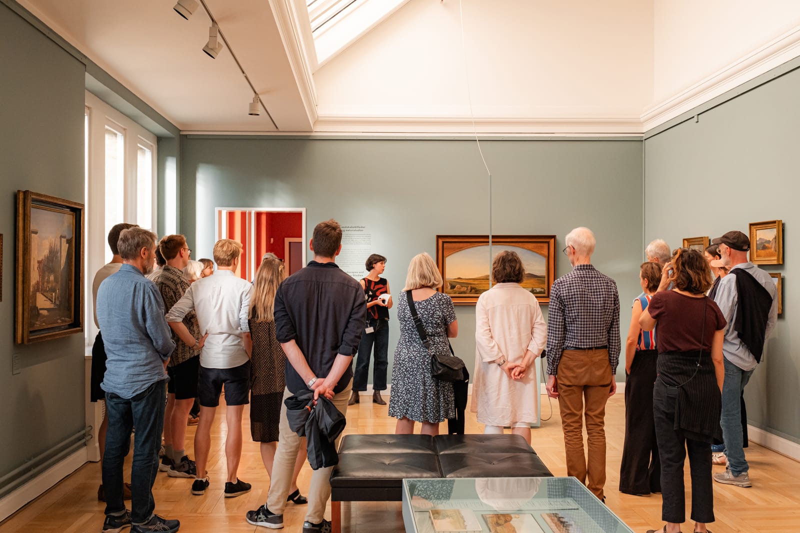 Une visite guidée dans une salle de peinture