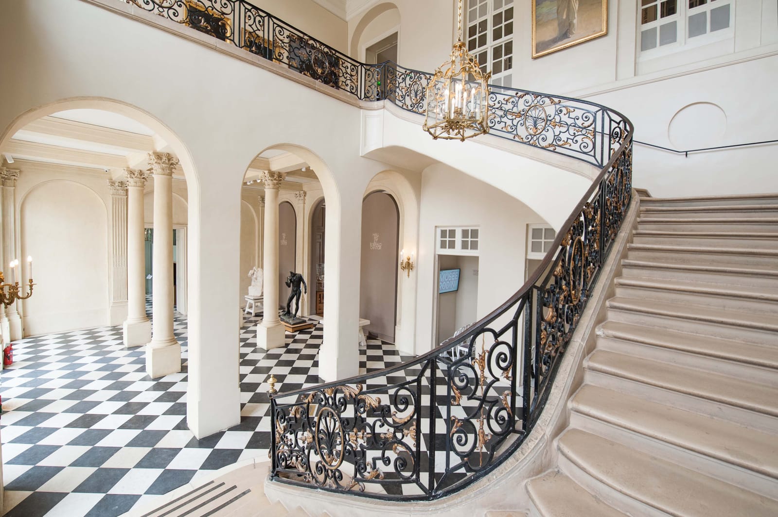The hall of honour and its staircase