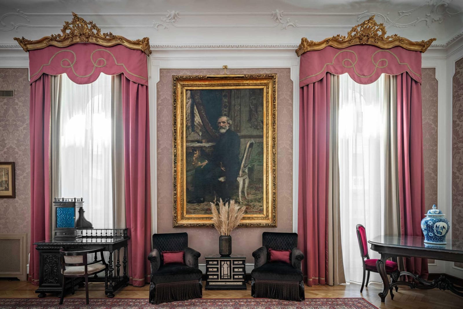 The portrait of Verdi between the balcony windows