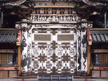The white and gold Karamon gate