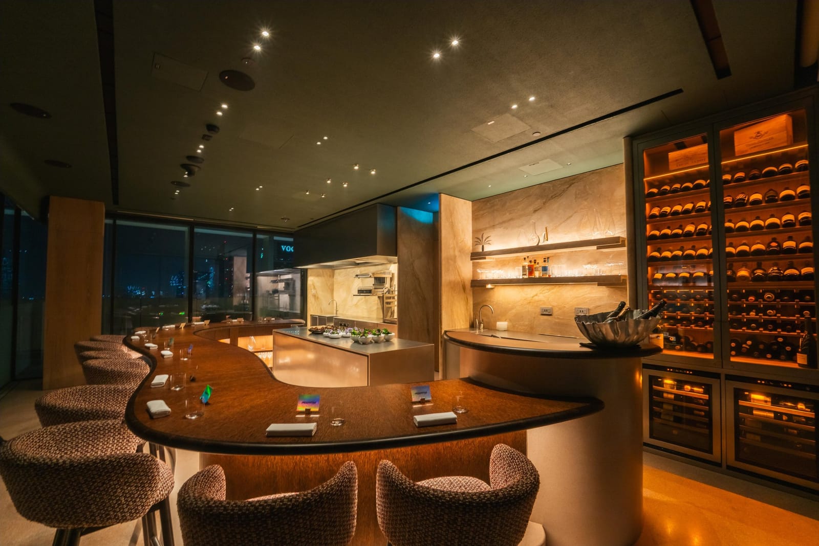 The counter, the open kitchen and the wine wall