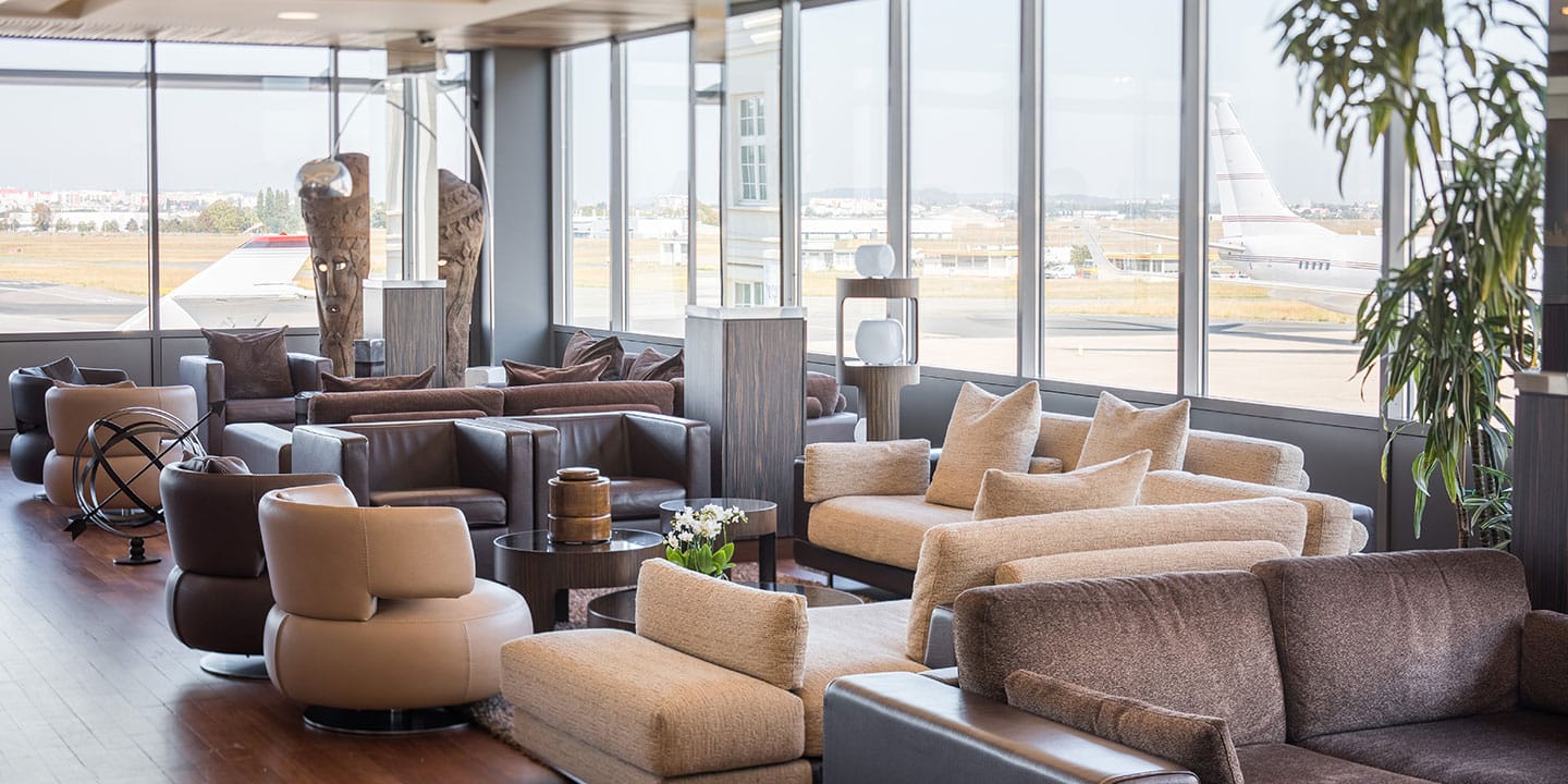 The lounge, facing the apron